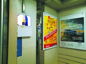 一部電梯 擠 9塊廣告 聲光電一起 轟炸