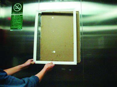 電梯廣告異味擾民，居民一怒砸毀廣告牌引關(guān)注